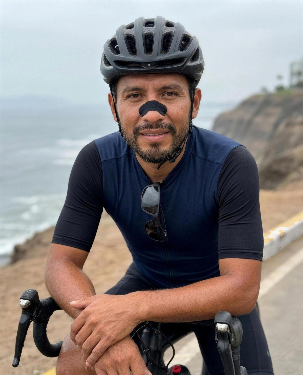 Ciclista con tira nasal StaySharp en la Costa Verde