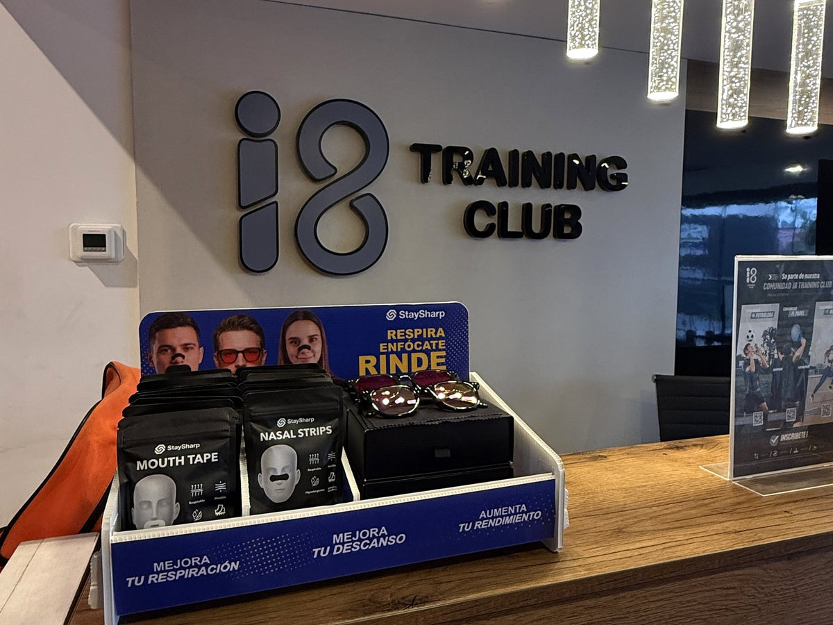 Exhibidor StaySharp en el mostrador de i8 Training Club